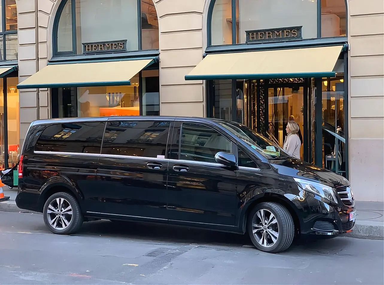 Mercedes Classe V — Nino Transport devant Hermès Paris